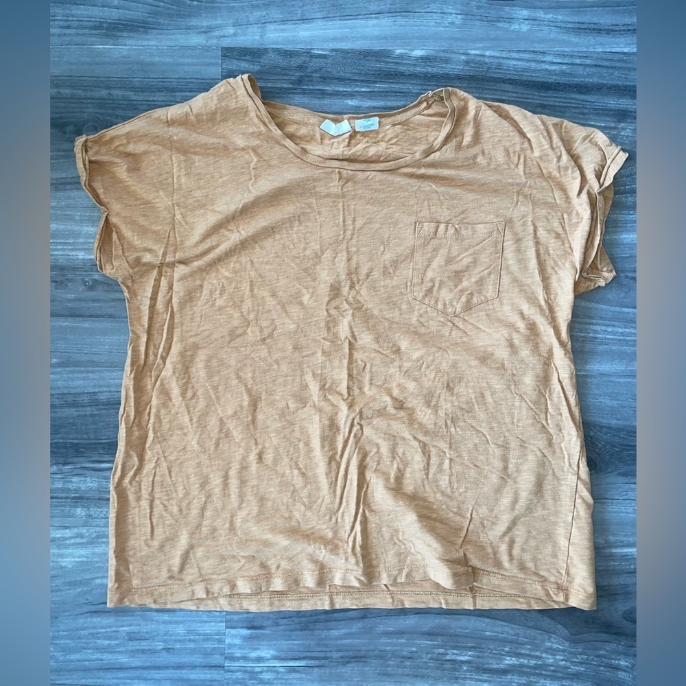 Women’s xl tan pocket tee. Flowy and free beautiful simple and light